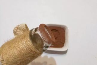 再找个空碑酒瓶，把瓶嘴在可可粉半沾满一圈；