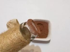 再找个空碑酒瓶，把瓶嘴在可可粉半沾满一圈；