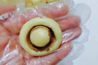 然后取一份小面团，左手拿面团，右手把碑酒瓶轻轻按压上去，一个可爱的小蘑菇就出来啦；（每做一个，碑酒瓶都要沾一次可可粉）