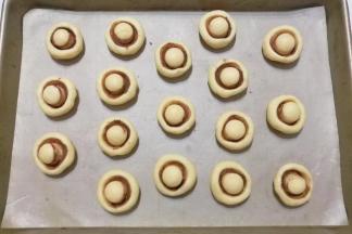 依次做完所有的小蘑菇，然后放入预热好的烤箱中层上下火170度烤约25分钟左右即好；