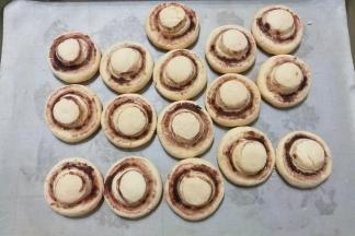 烤好的蘑菇饼干出炉彻底晾凉，然后密封保存。