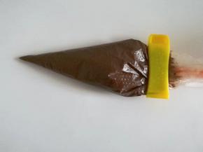 巧克力块掰碎装入裱花袋隔热水融化；