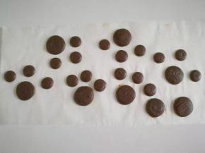 裱花袋剪小口，在油纸上挤出6个大圆片和18个小圆片，每1个大圆和3个小圆为一组备用；（做好后可以冷藏备用）