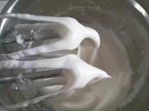 蛋清蛋黄分离，先把蛋黄留着备用；