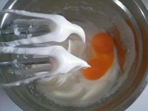 再加入蛋黄中低速继续打发一会儿；