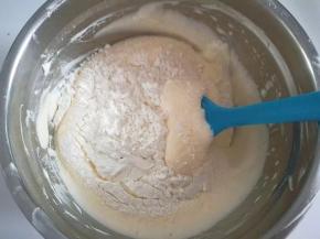 筛入低粉从底部向上切拌均匀；