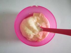 将拌好的蛋糊先取一小份放入玉米油中切拌均匀；