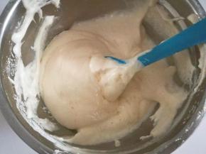 再把油蛋糊倒入全部蛋糊中切拌均匀；