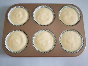 将拌好的蛋糊装入裱花袋挤入六连模纸杯中八九分满都可以，轻轻震荡几下，放入预热好的烤箱中层上下火160度烤25分钟左右即好；