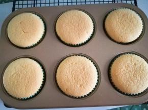 烤好的蛋糕出炉晾凉；