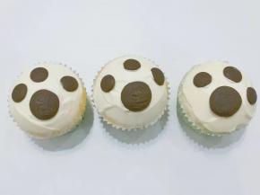 淡奶油加少许白糖和几滴香草精打发，装入裱花袋随意挤满蛋糕表面，然后用抹刀稍微抹平。再把先前做好的巧克力片，如图在奶油上摆出熊掌形状；