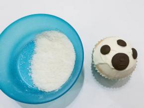 再拿起蛋糕把奶油部分全部在椰蓉中滚上一圈，滚满滚均匀即好！