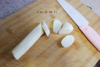 将山药去皮切片