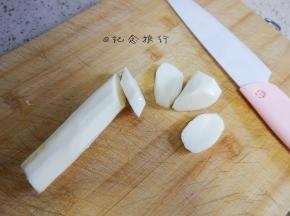 将山药去皮切片