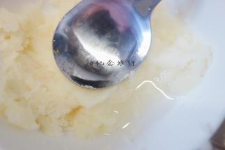 山药撵成泥，加一点点白开水搅拌成软软的泥状备用