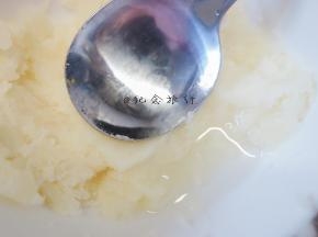 山药撵成泥，加一点点白开水搅拌成软软的泥状备用