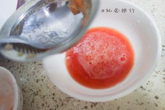 将番茄放在料理机打碎或者剁碎然后用筛子过滤出山楂水备用