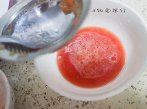 将番茄放在料理机打碎或者剁碎然后用筛子过滤出山楂水备用