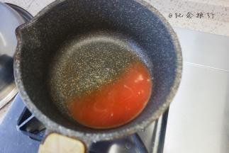 将山楂水倒入锅内煮至温热关火