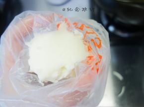 准备一个裱花嘴，并将山药泥装入裱花袋备用