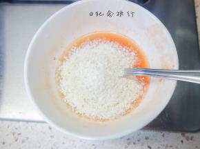倒入适量成品米粉