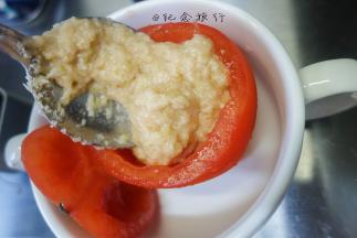 拌成这样的糊糊状装在番茄盅或者碗里