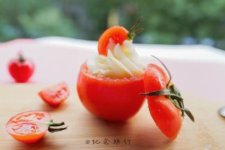 放上一些小番茄装饰一下，但是六个月的孩子不能吃这种大颗粒哦