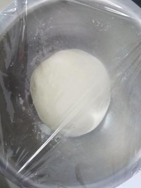 水，面粉，酵母直接揉成一个面团，放入一个盆内用保鲜膜密封发酵，我是选择的面包机揉成一块光滑的面团再进行发酵的。