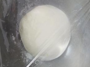水，面粉，酵母直接揉成一个面团，放入一个盆内用保鲜膜密封发酵，我是选择的面包机揉成一块光滑的面团再进行发酵的。