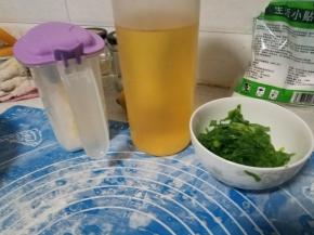 发酵面团的时候，准备好食盐，植物油，小葱，把小葱切碎，最好只用葱绿部分，会比较美观。