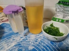 发酵面团的时候，准备好食盐，植物油，小葱，把小葱切碎，最好只用葱绿部分，会比较美观。