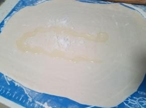 然后撒上少许盐，淋上少许油。