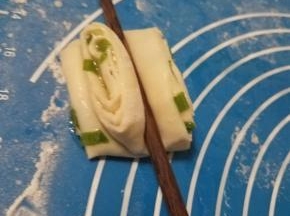 取一根筷子，在中间位置压下去。