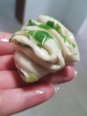 然后抽出筷子，用手捏住两边，向后对折，一个简单的小花卷就完成了。