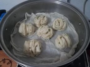 放入蒸锅再次发酵二十分钟即可。