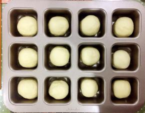 按照个人喜好加入馅儿料，团圆放入模具，30度发酵至满模。