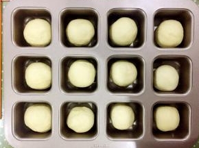 按照个人喜好加入馅儿料，团圆放入模具，30度发酵至满模。