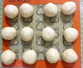 平均分成12等份，揉圆，静至10分钟。