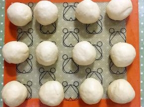 平均分成12等份，揉圆，静至10分钟。