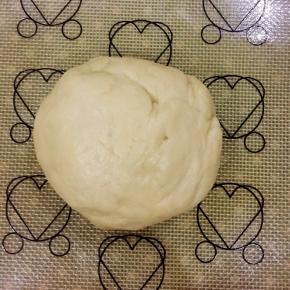 静止10分钟后第二次揉面，加入黄油，一个mix程度。

如果沒有面包机可以手揉，直到面团绵软，最好是出手套膜。