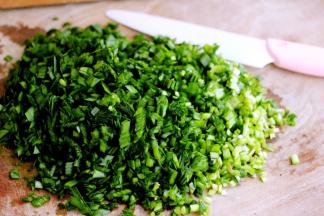 韭菜摘洗干净后切末