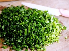韭菜摘洗干净后切末