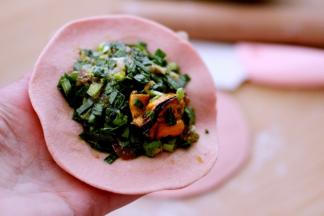 把馅料放入面皮中