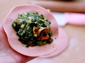 把馅料放入面皮中