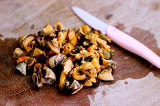 每个海虹肉用刀切3块、不要切的太碎了、那样口感不是太好