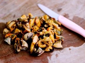 每个海虹肉用刀切3块、不要切的太碎了、那样口感不是太好