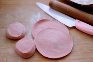 摁扁后擀成圆形面皮