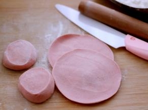 摁扁后擀成圆形面皮