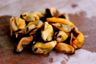 海虹提前摘洗干净、放入锅中煮熟后、扒出肉来