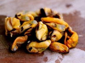 海虹提前摘洗干净、放入锅中煮熟后、扒出肉来